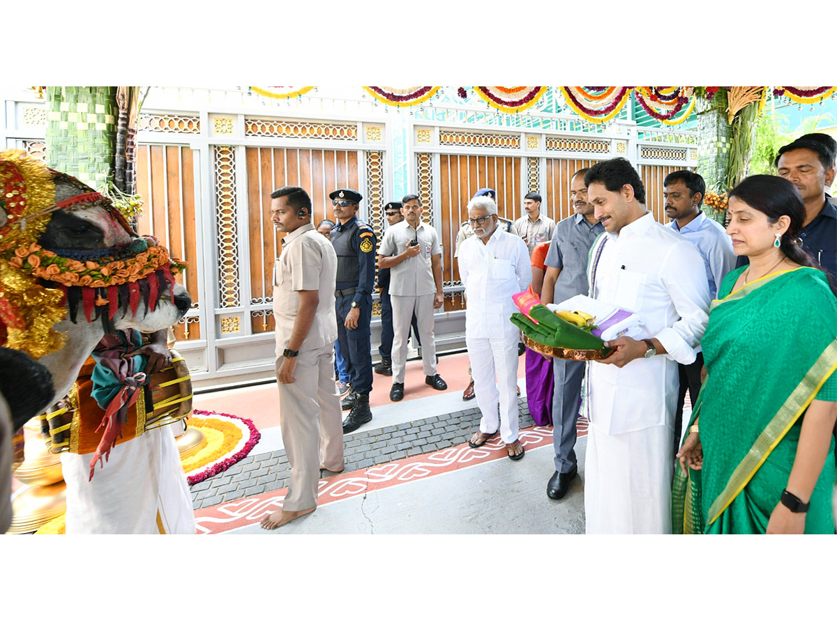 CM_20YS_20Jagan_20and_20YS_20Bharati_20Bhogi_20Celebrations_20Photos_3.jpg 4