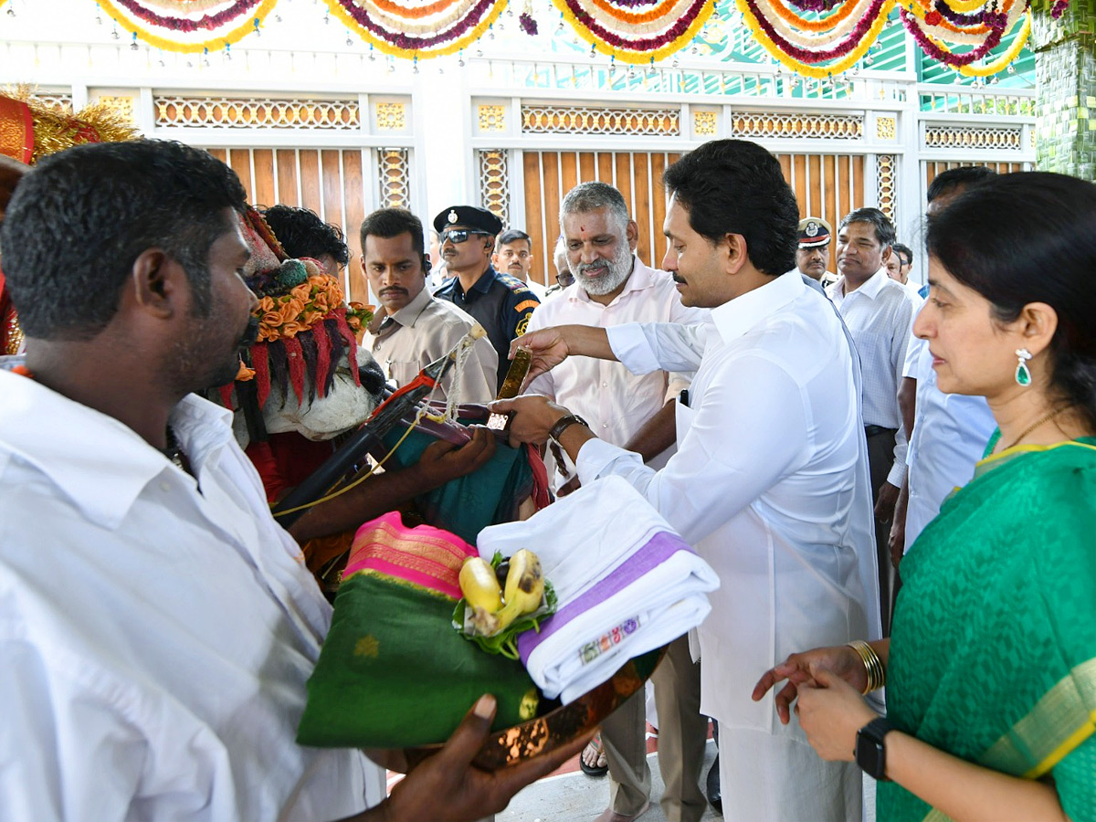 CM_20YS_20Jagan_20and_20YS_20Bharati_20Bhogi_20Celebrations_20Photos_4.jpg 5
