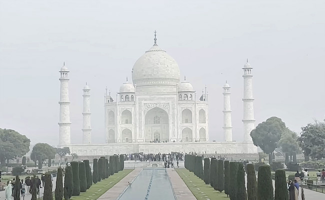 Bigg_20Boss_20Priyanka_20Jain_20Boy_20friend_20Love_20propose_20in_20front_20of_20Taj_20mahal_20Photos_1.jpg 2
