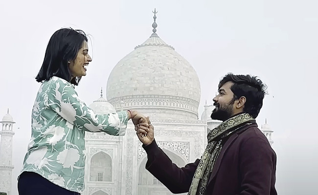 Bigg_20Boss_20Priyanka_20Jain_20Boy_20friend_20Love_20propose_20in_20front_20of_20Taj_20mahal_20Photos_5.jpg 1