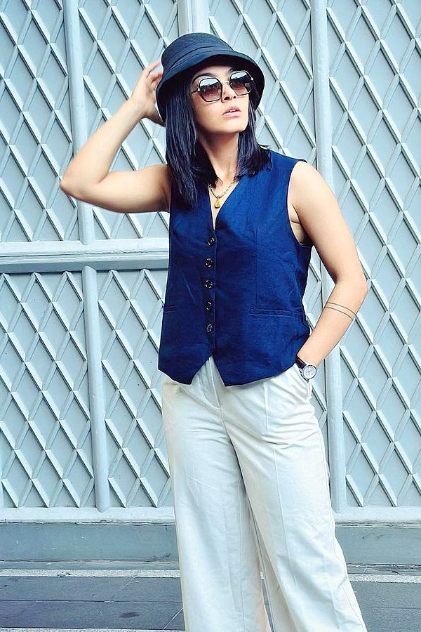 Cold_20In_20India_20But_20Indian_20Women_20Cricketer_20Harleen_20Deol_20After_20Meeting_20MS_20Dhoni_20Photos_21.jpg 21