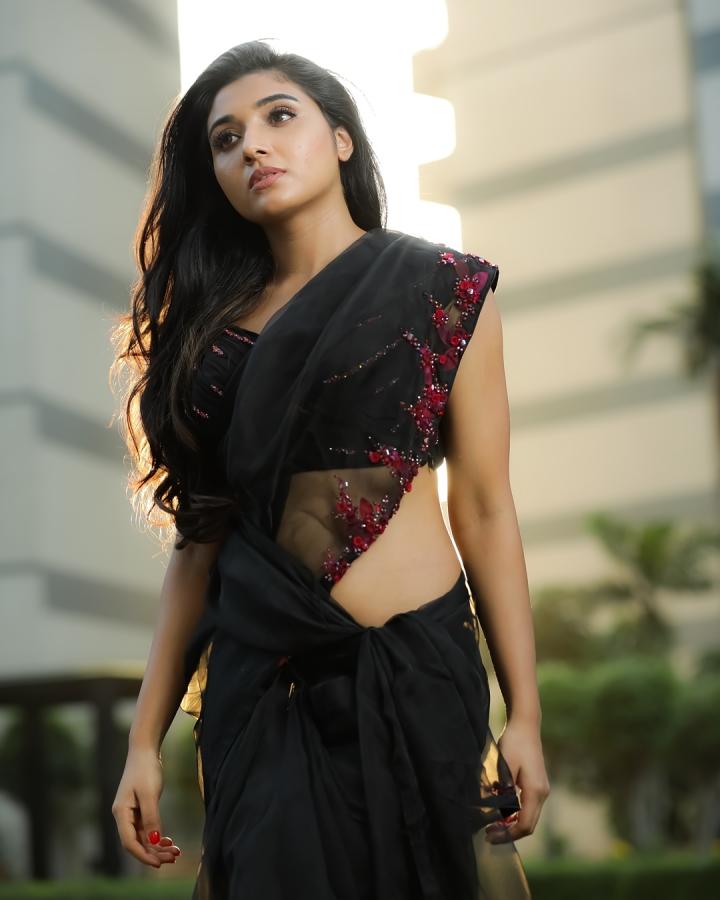 Mirna-Menon-in-black.jpg 8