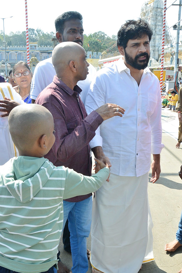 Actor_20Shyam_20With_20His_20Wife_20And_20Daughter_20Visits_20Tirumala_20Temple_20Photos_10.jpg 11