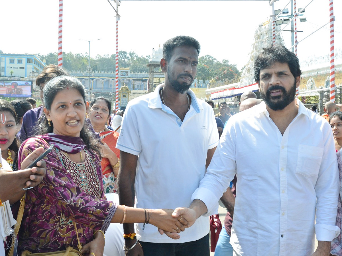 Actor_20Shyam_20With_20His_20Wife_20And_20Daughter_20Visits_20Tirumala_20Temple_20Photos_11.jpg 12