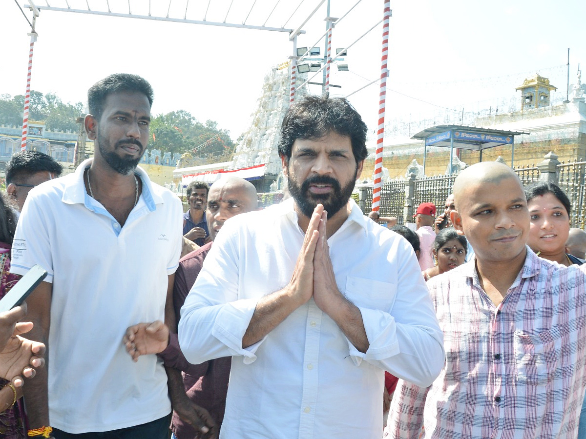 Actor_20Shyam_20With_20His_20Wife_20And_20Daughter_20Visits_20Tirumala_20Temple_20Photos_12.jpg 13