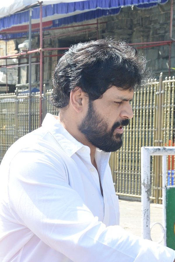 Actor_20Shyam_20With_20His_20Wife_20And_20Daughter_20Visits_20Tirumala_20Temple_20Photos_14.jpg 15