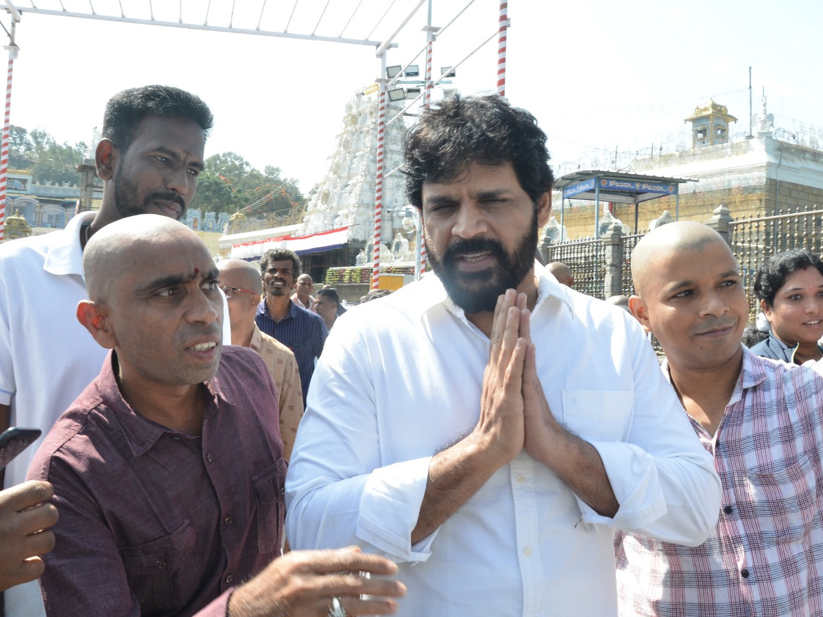 Actor_20Shyam_20With_20His_20Wife_20And_20Daughter_20Visits_20Tirumala_20Temple_20Photos_16.jpg 17
