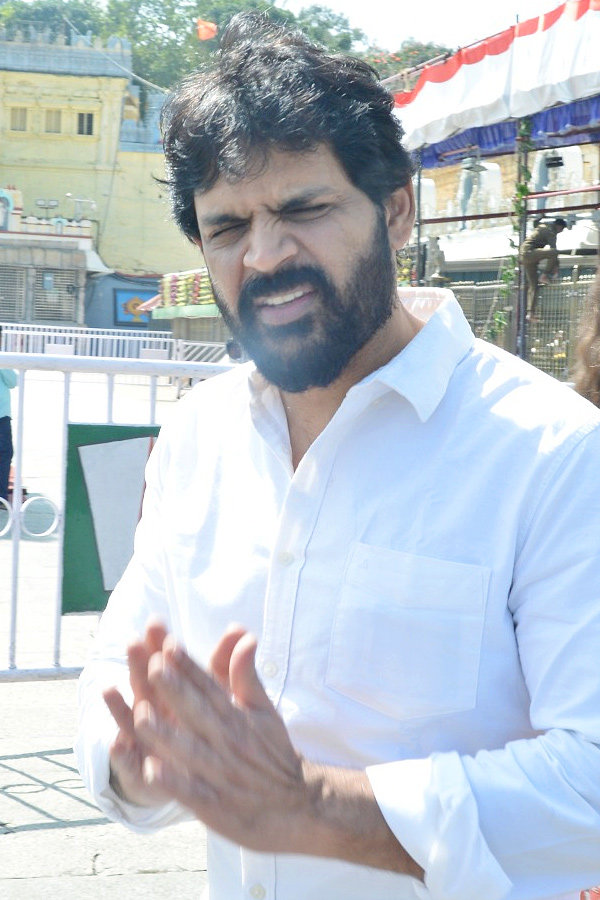 Actor_20Shyam_20With_20His_20Wife_20And_20Daughter_20Visits_20Tirumala_20Temple_20Photos_2.jpg 3