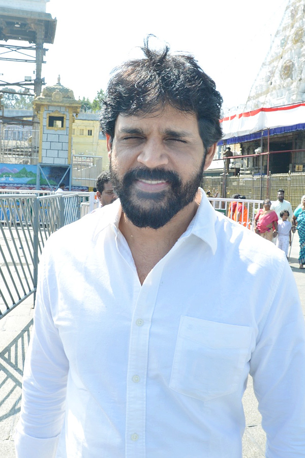 Actor_20Shyam_20With_20His_20Wife_20And_20Daughter_20Visits_20Tirumala_20Temple_20Photos_4.jpg 5
