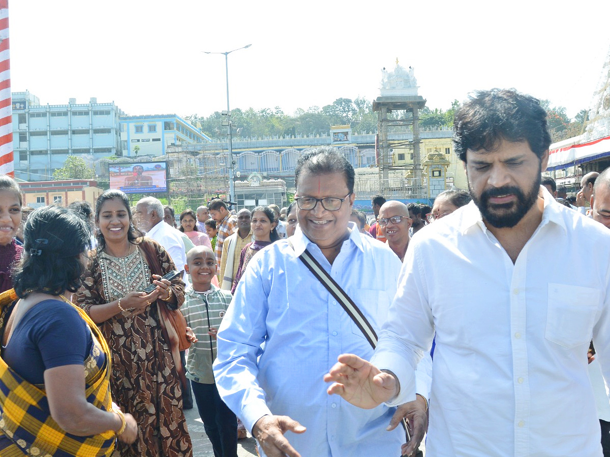 Actor_20Shyam_20With_20His_20Wife_20And_20Daughter_20Visits_20Tirumala_20Temple_20Photos_7.jpg 8