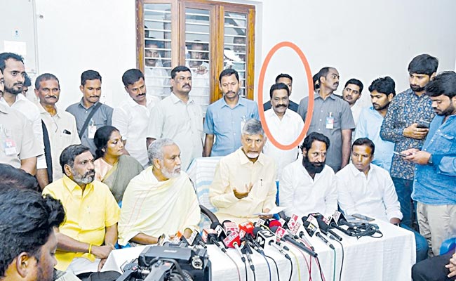 Chandrababu-Insulted-Former.jpg