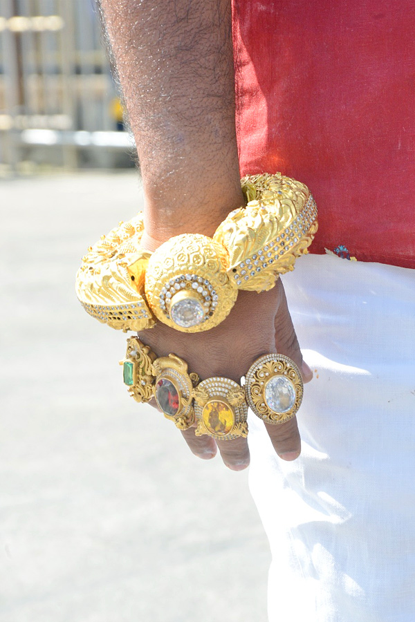 Devotee_20seen_20in_20Tirumala_20with_20one_20and_20a_20half_20kg_20gold_20bangle_20Photos_1.jpg 2