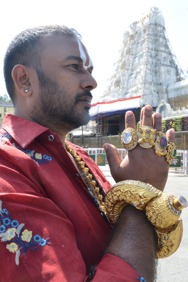 Devotee_20seen_20in_20Tirumala_20with_20one_20and_20a_20half_20kg_20gold_20bangle_20Photos_6.jpg 7