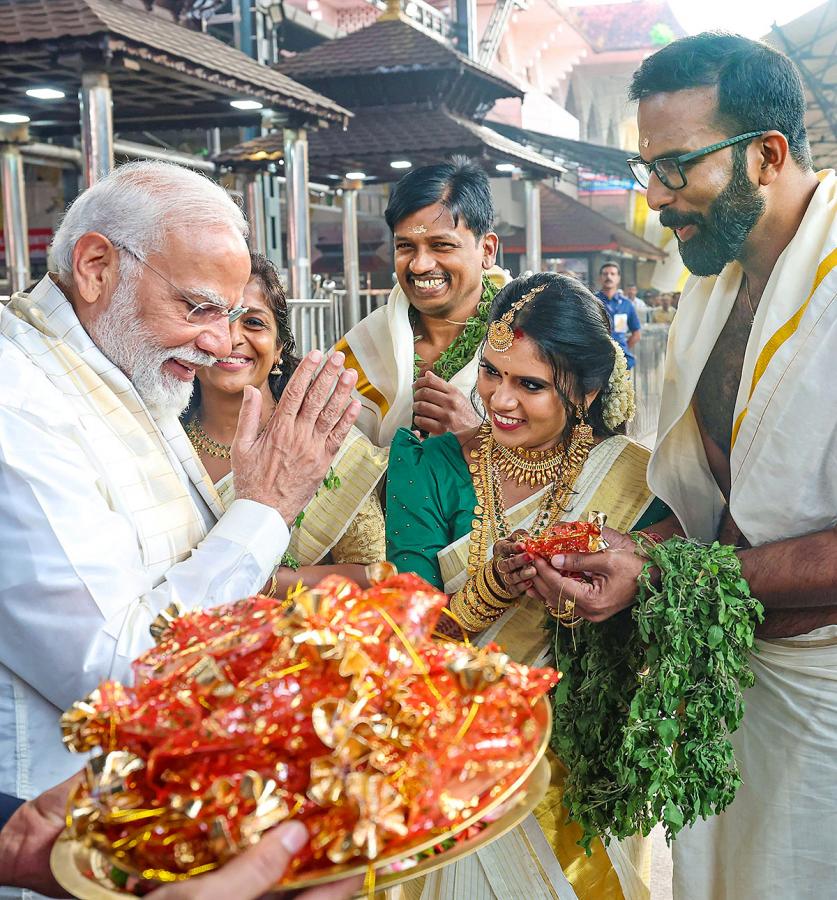 Narendra_20Modi_20attends_20the_20wedding_20ceremony_20of_20actor_20Suresh_20Gopi_20daughter-10.jpg 10