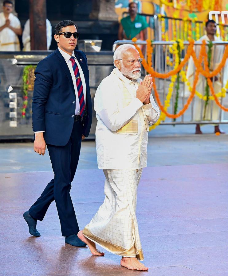 Narendra_20Modi_20attends_20the_20wedding_20ceremony_20of_20actor_20Suresh_20Gopi_20daughter-16.jpg 15
