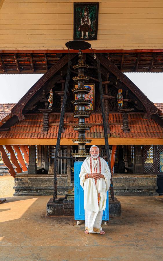 Narendra_20Modi_20attends_20the_20wedding_20ceremony_20of_20actor_20Suresh_20Gopi_20daughter-18.jpg 17