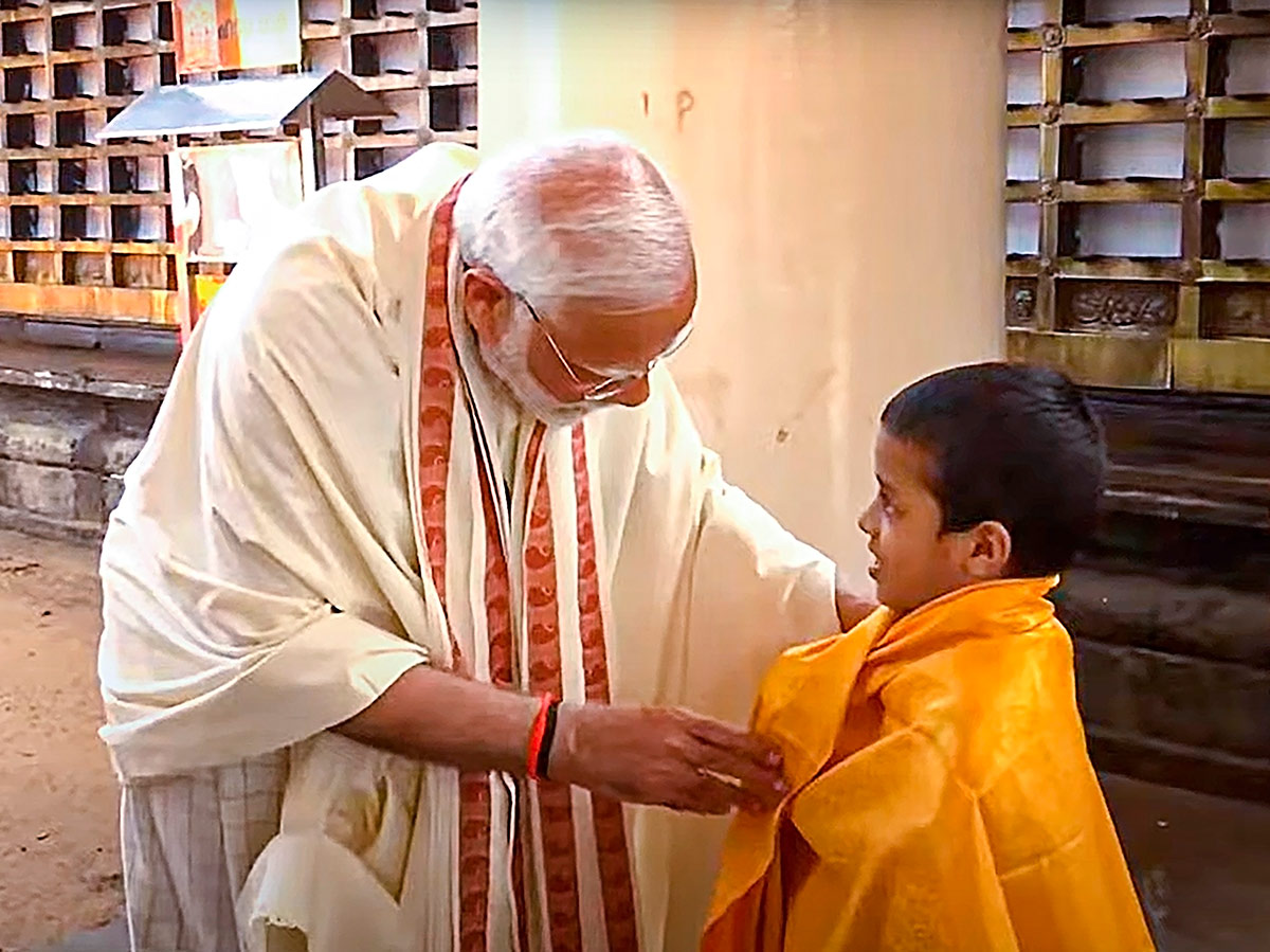 Narendra_20Modi_20attends_20the_20wedding_20ceremony_20of_20actor_20Suresh_20Gopi_20daughter-19.jpg 18
