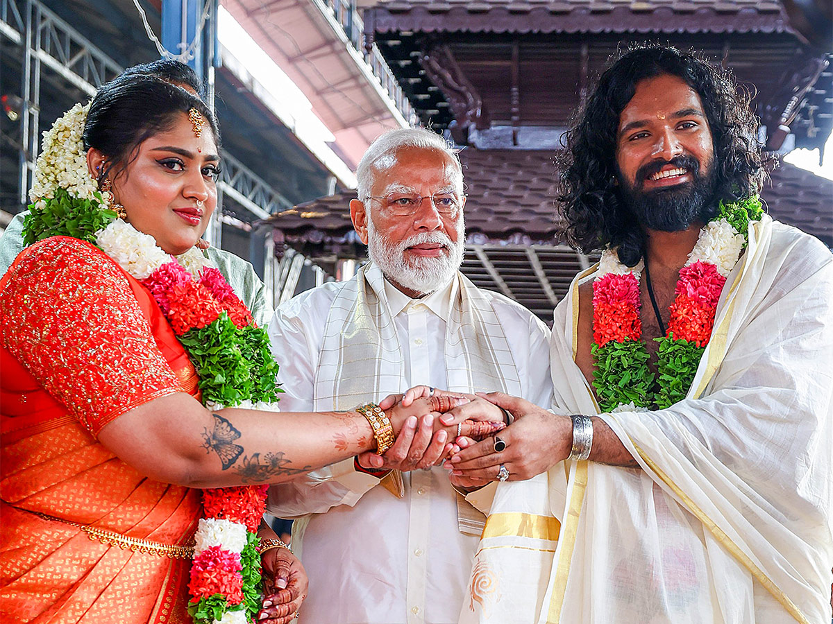 Narendra_20Modi_20attends_20the_20wedding_20ceremony_20of_20actor_20Suresh_20Gopi_20daughter-2.jpg 2