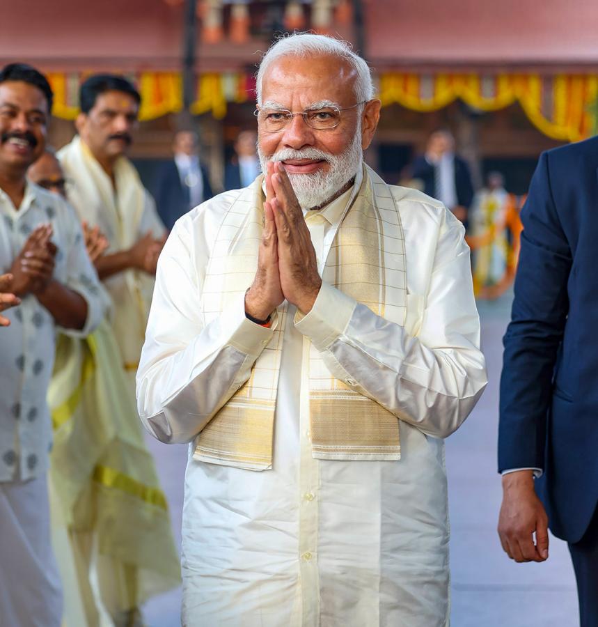 Narendra_20Modi_20attends_20the_20wedding_20ceremony_20of_20actor_20Suresh_20Gopi_20daughter-20.jpg 19