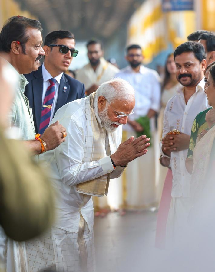 Narendra_20Modi_20attends_20the_20wedding_20ceremony_20of_20actor_20Suresh_20Gopi_20daughter-21.jpg 20