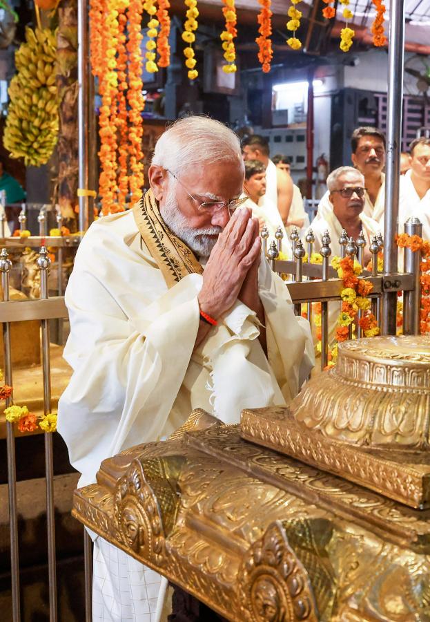 Narendra_20Modi_20attends_20the_20wedding_20ceremony_20of_20actor_20Suresh_20Gopi_20daughter-23.jpg 22