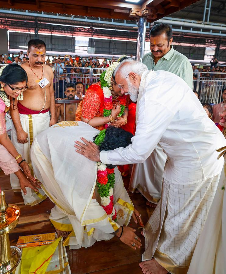 Narendra_20Modi_20attends_20the_20wedding_20ceremony_20of_20actor_20Suresh_20Gopi_20daughter-24.jpg 23