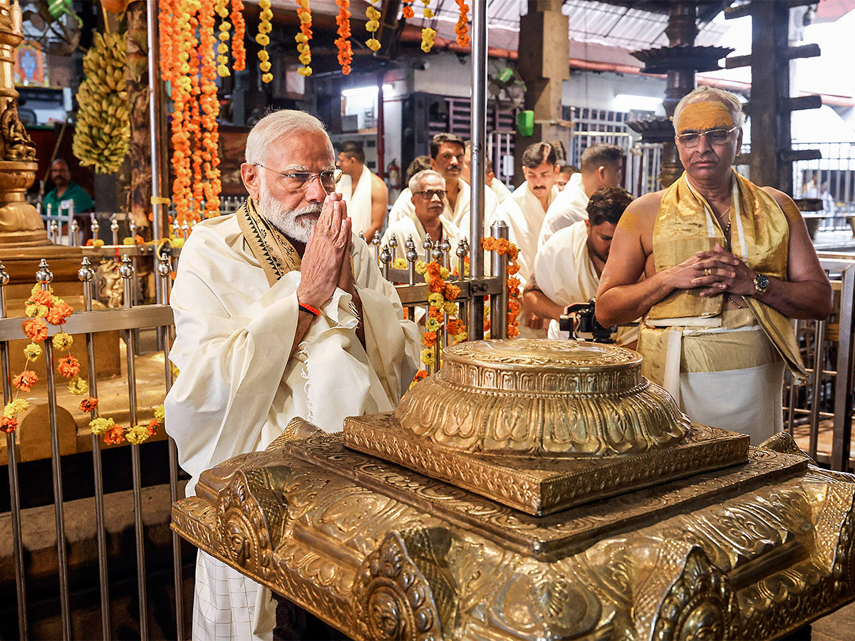 Narendra_20Modi_20attends_20the_20wedding_20ceremony_20of_20actor_20Suresh_20Gopi_20daughter-29.jpg 26