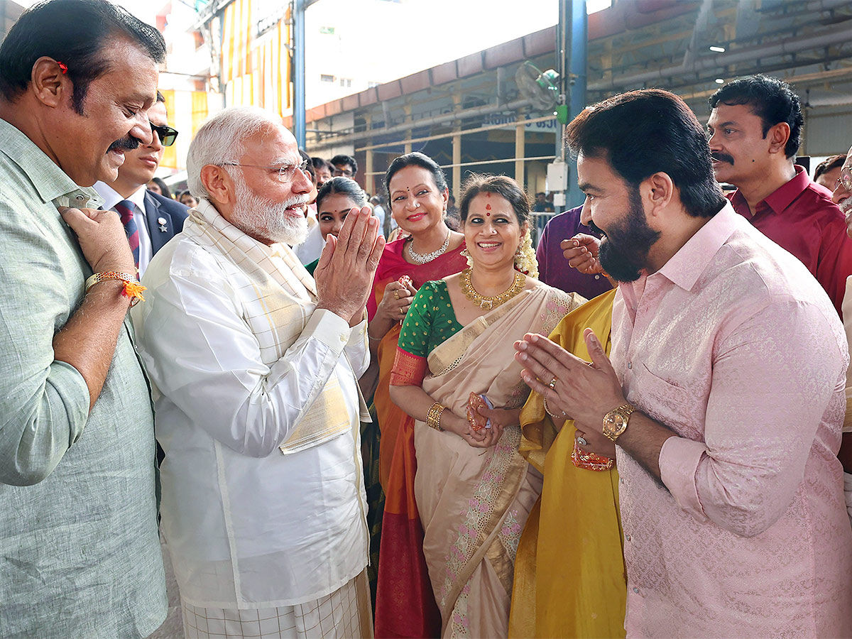 Narendra_20Modi_20attends_20the_20wedding_20ceremony_20of_20actor_20Suresh_20Gopi_20daughter-3.jpg 3