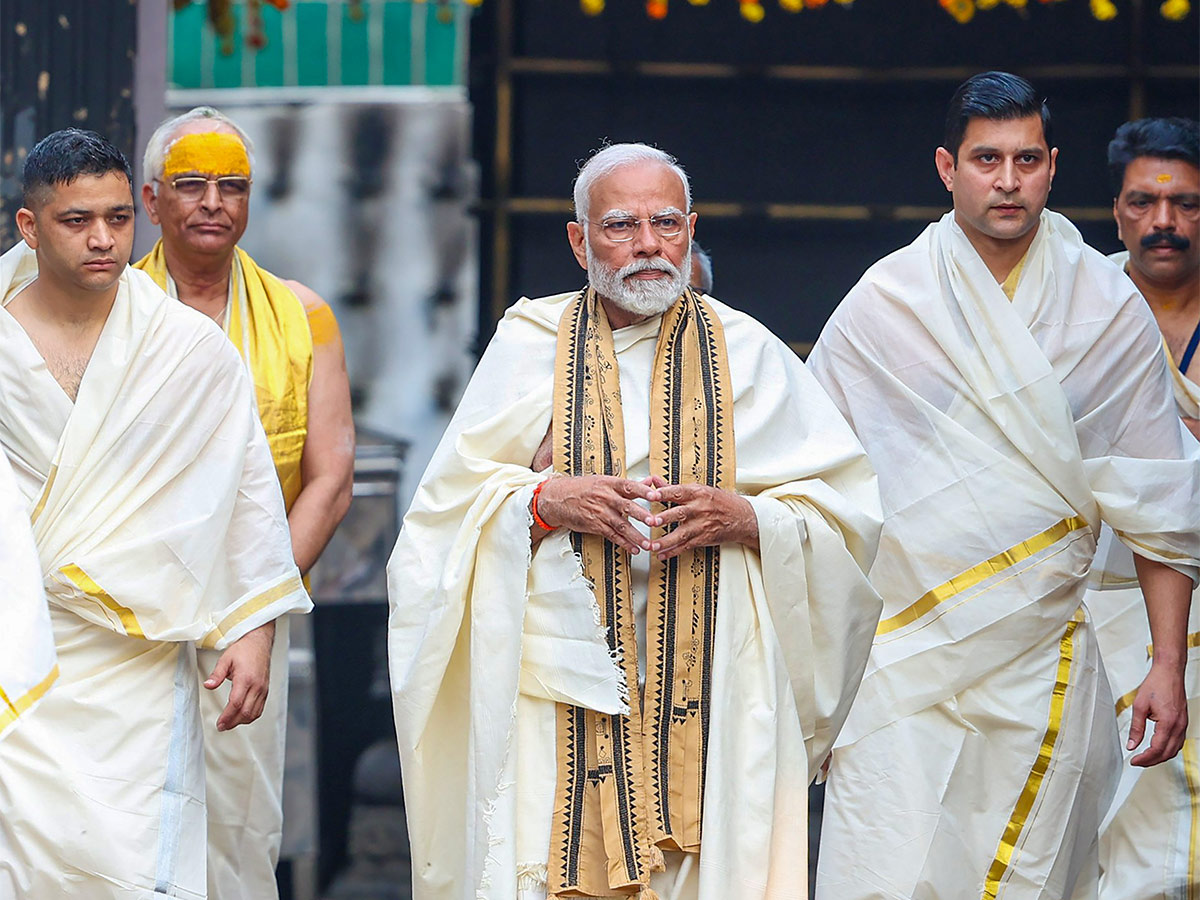Narendra_20Modi_20attends_20the_20wedding_20ceremony_20of_20actor_20Suresh_20Gopi_20daughter-30.jpg 27
