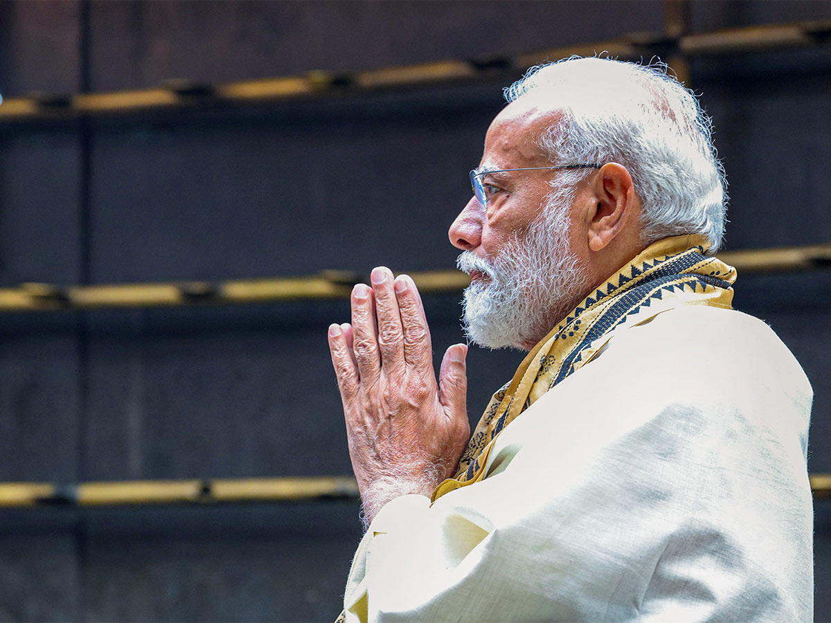 Narendra_20Modi_20attends_20the_20wedding_20ceremony_20of_20actor_20Suresh_20Gopi_20daughter-31.jpg 28