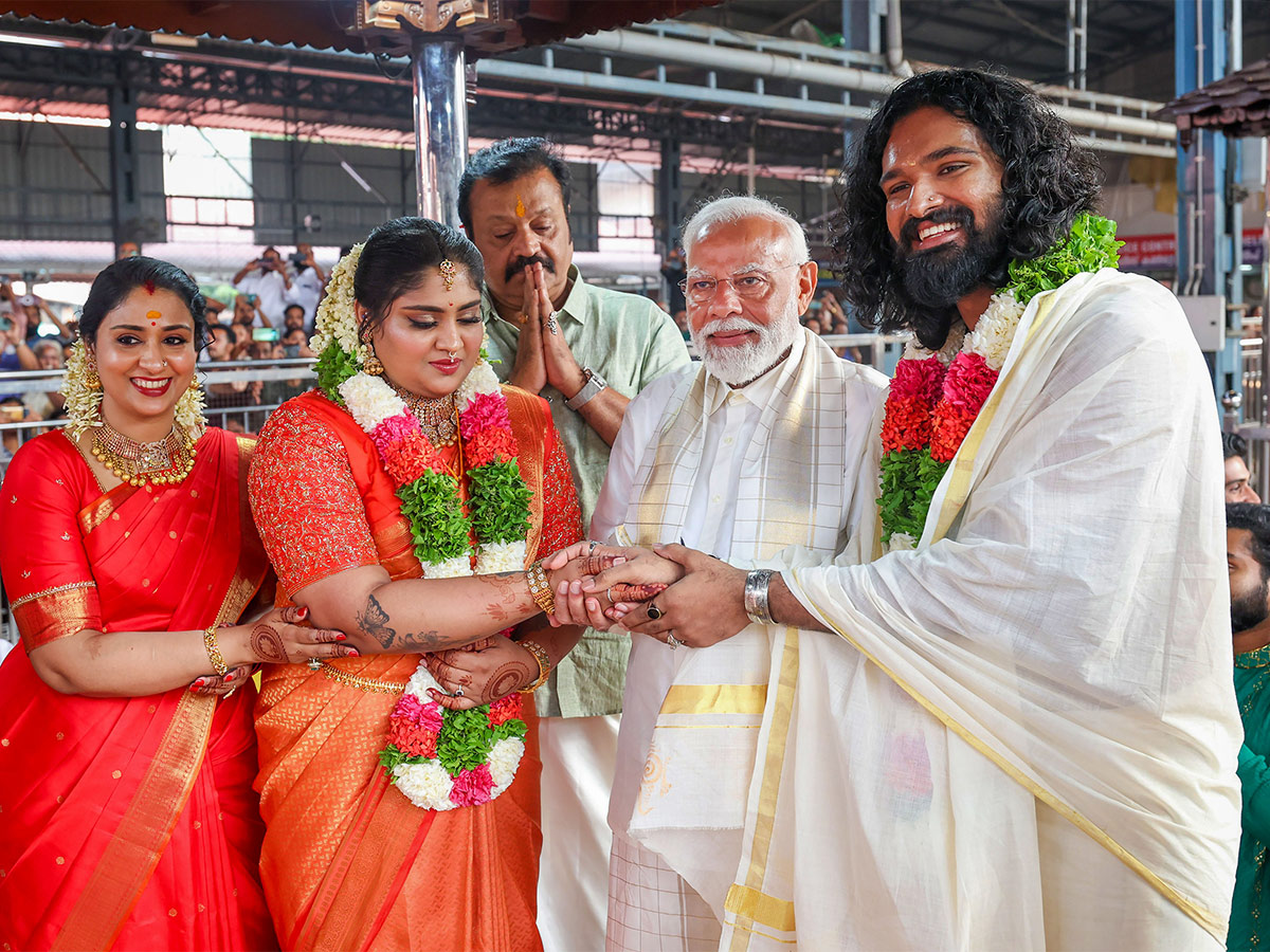 Narendra_20Modi_20attends_20the_20wedding_20ceremony_20of_20actor_20Suresh_20Gopi_20daughter-32.jpg 29