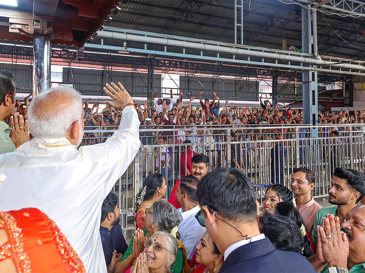 Narendra_20Modi_20attends_20the_20wedding_20ceremony_20of_20actor_20Suresh_20Gopi_20daughter-35.jpg 30