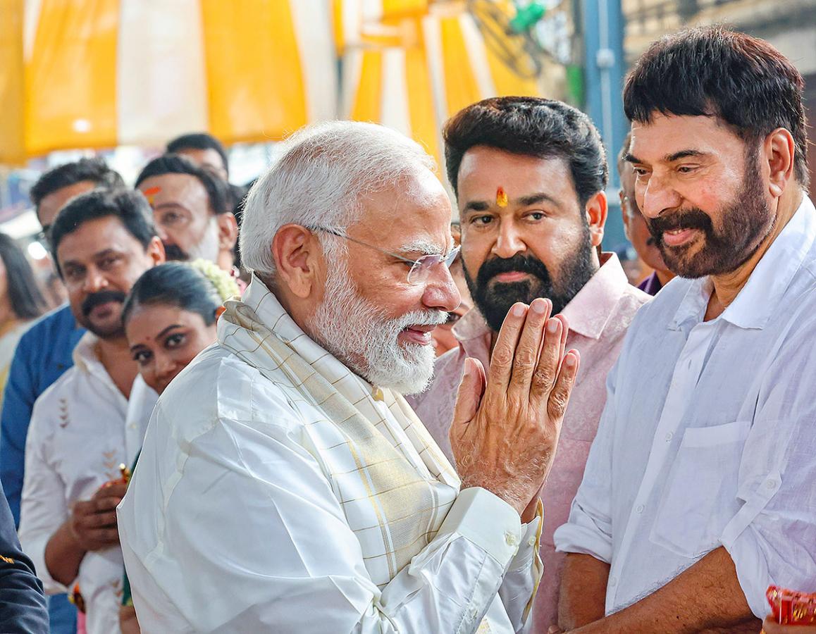 Narendra_20Modi_20attends_20the_20wedding_20ceremony_20of_20actor_20Suresh_20Gopi_20daughter-4.jpg 4