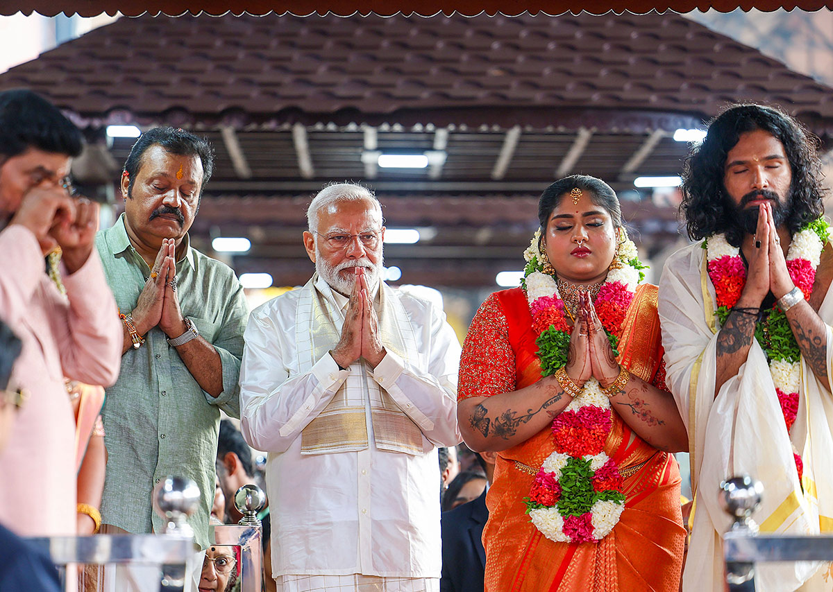 Narendra_20Modi_20attends_20the_20wedding_20ceremony_20of_20actor_20Suresh_20Gopi_20daughter-5.jpg 5