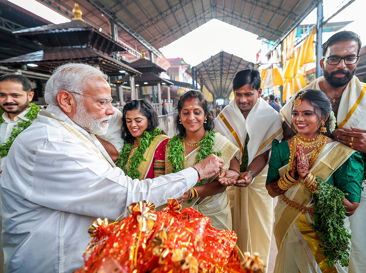 Narendra_20Modi_20attends_20the_20wedding_20ceremony_20of_20actor_20Suresh_20Gopi_20daughter-6.jpg 6