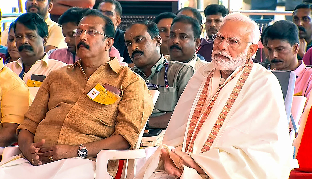 Narendra_20Modi_20attends_20the_20wedding_20ceremony_20of_20actor_20Suresh_20Gopi_20daughter-7.jpg 7