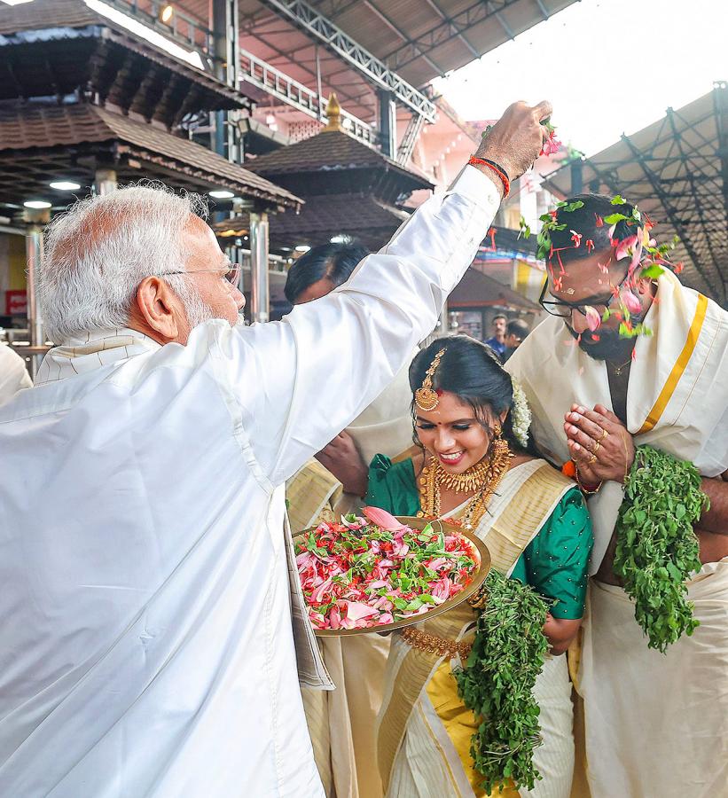Narendra_20Modi_20attends_20the_20wedding_20ceremony_20of_20actor_20Suresh_20Gopi_20daughter-9.jpg 9