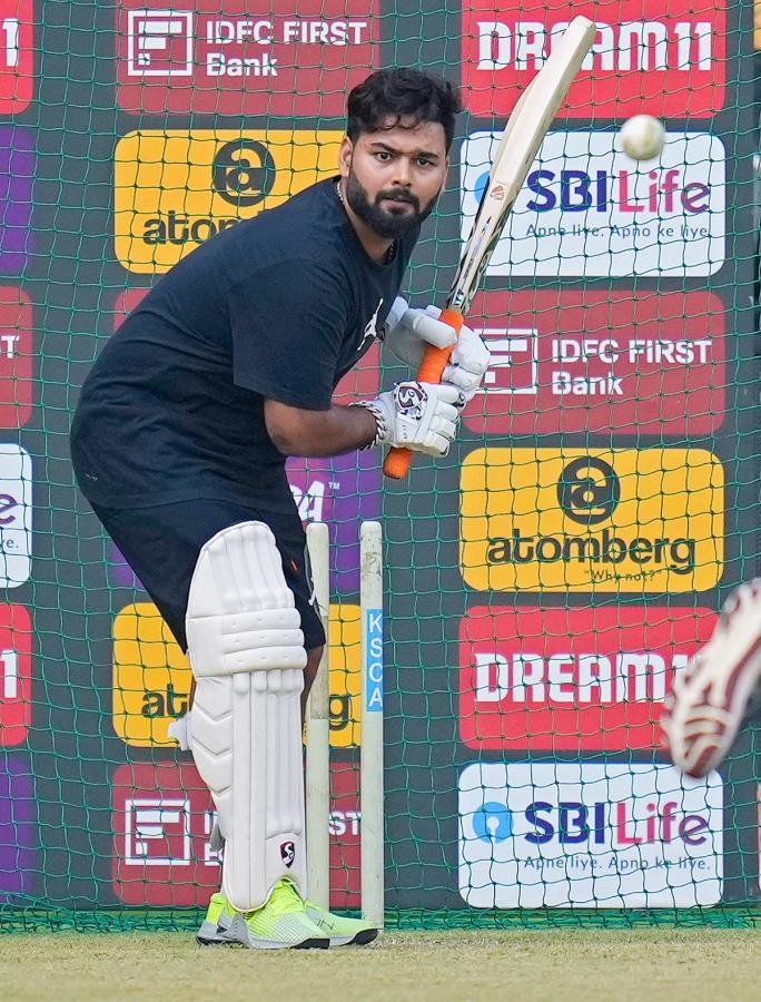 Rishabh_20Pant_20meets_20India_20teammates_20in_20Bengaluru-10.jpg 10