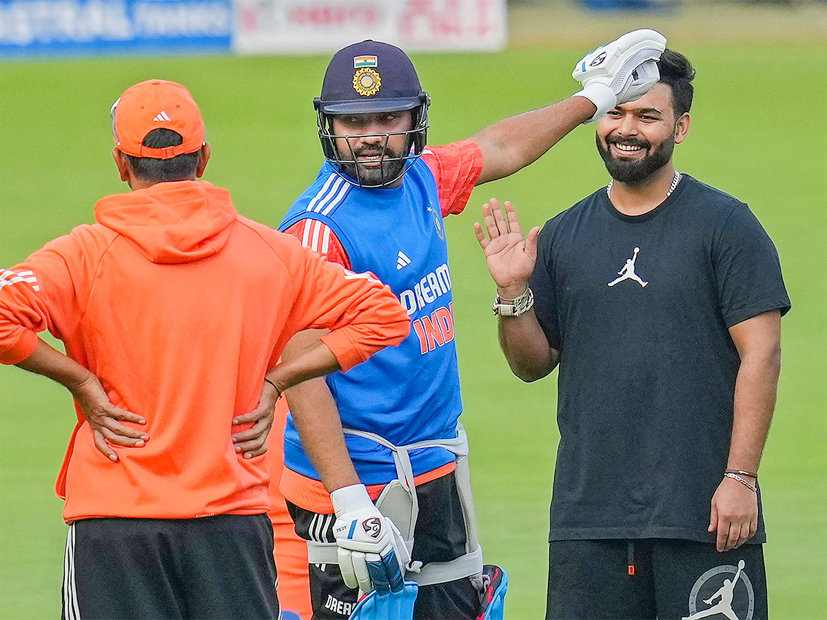 Rishabh_20Pant_20meets_20India_20teammates_20in_20Bengaluru-11.jpg 11