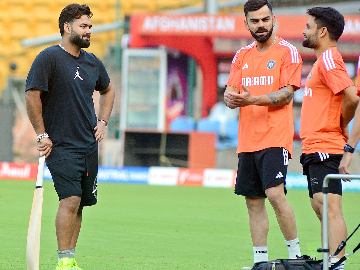 Rishabh_20Pant_20meets_20India_20teammates_20in_20Bengaluru-12.jpg 12
