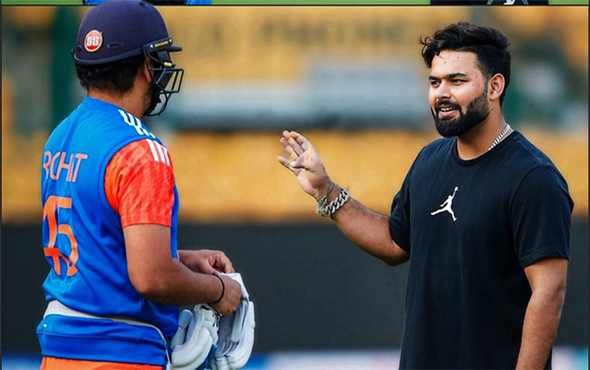 Rishabh_20Pant_20meets_20India_20teammates_20in_20Bengaluru-13.jpg 13