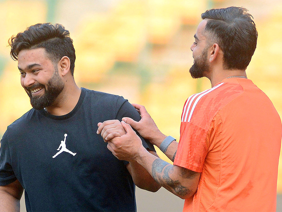 Rishabh_20Pant_20meets_20India_20teammates_20in_20Bengaluru-14.jpg 14