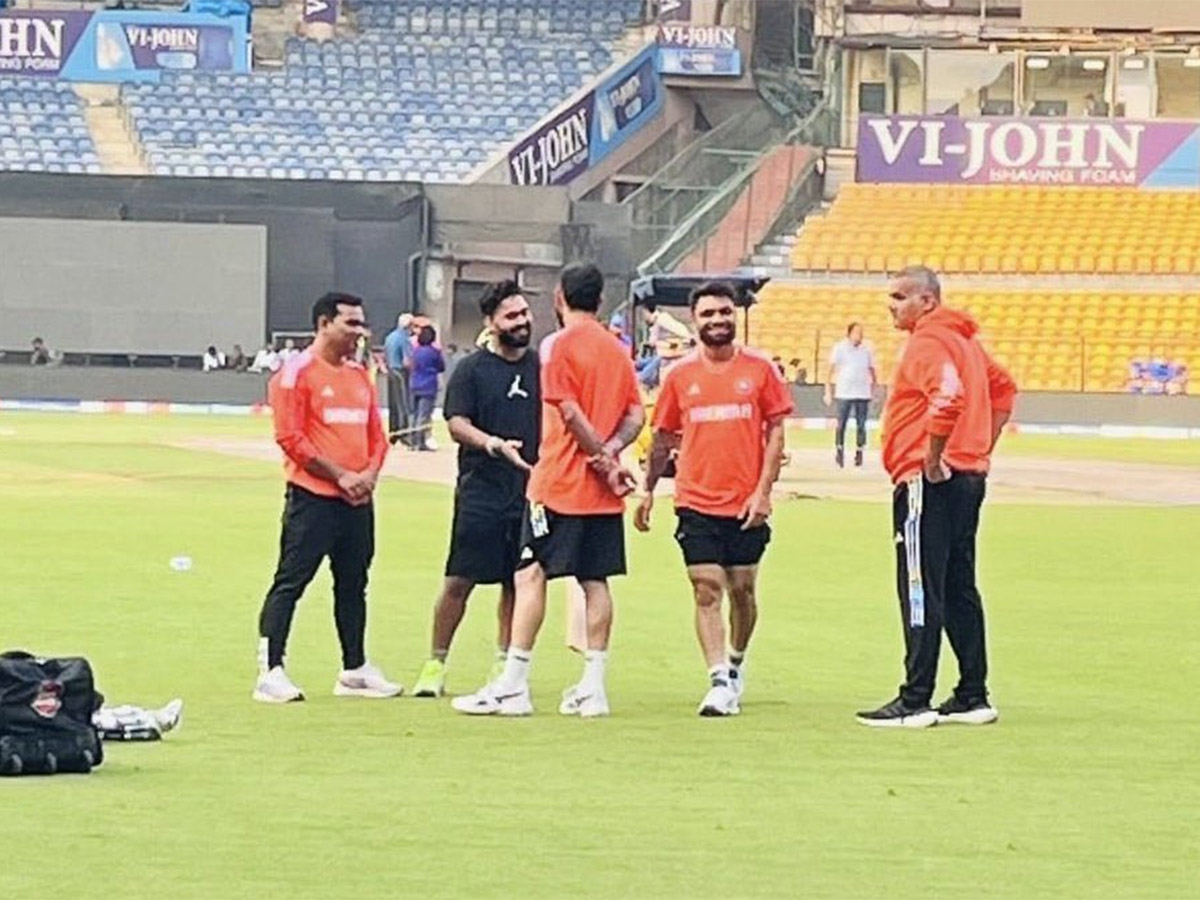 Rishabh_20Pant_20meets_20India_20teammates_20in_20Bengaluru-15.jpg 15