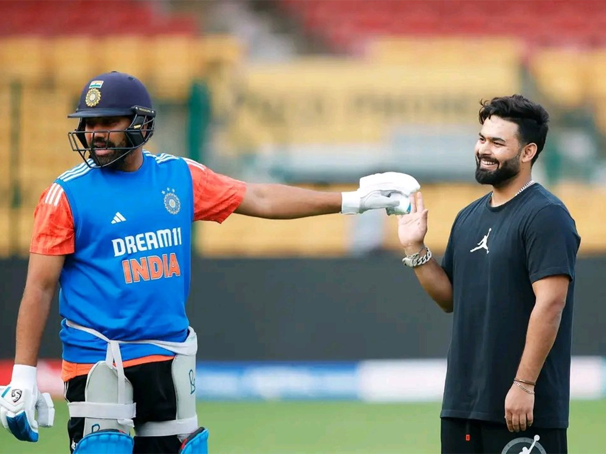 Rishabh_20Pant_20meets_20India_20teammates_20in_20Bengaluru-16.jpg 16