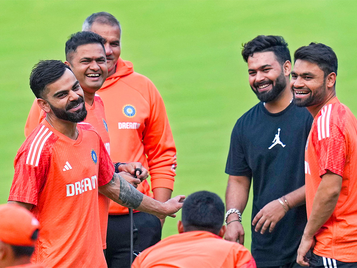 Rishabh_20Pant_20meets_20India_20teammates_20in_20Bengaluru-17.jpg 17