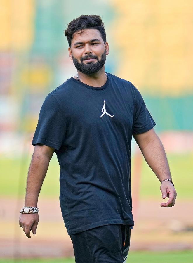 Rishabh_20Pant_20meets_20India_20teammates_20in_20Bengaluru-18.jpg 18