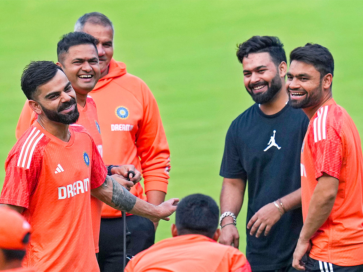 Rishabh_20Pant_20meets_20India_20teammates_20in_20Bengaluru-2.jpg 2