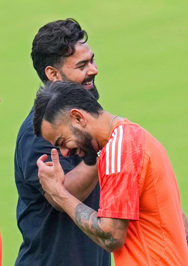 Rishabh_20Pant_20meets_20India_20teammates_20in_20Bengaluru-3.jpg 3