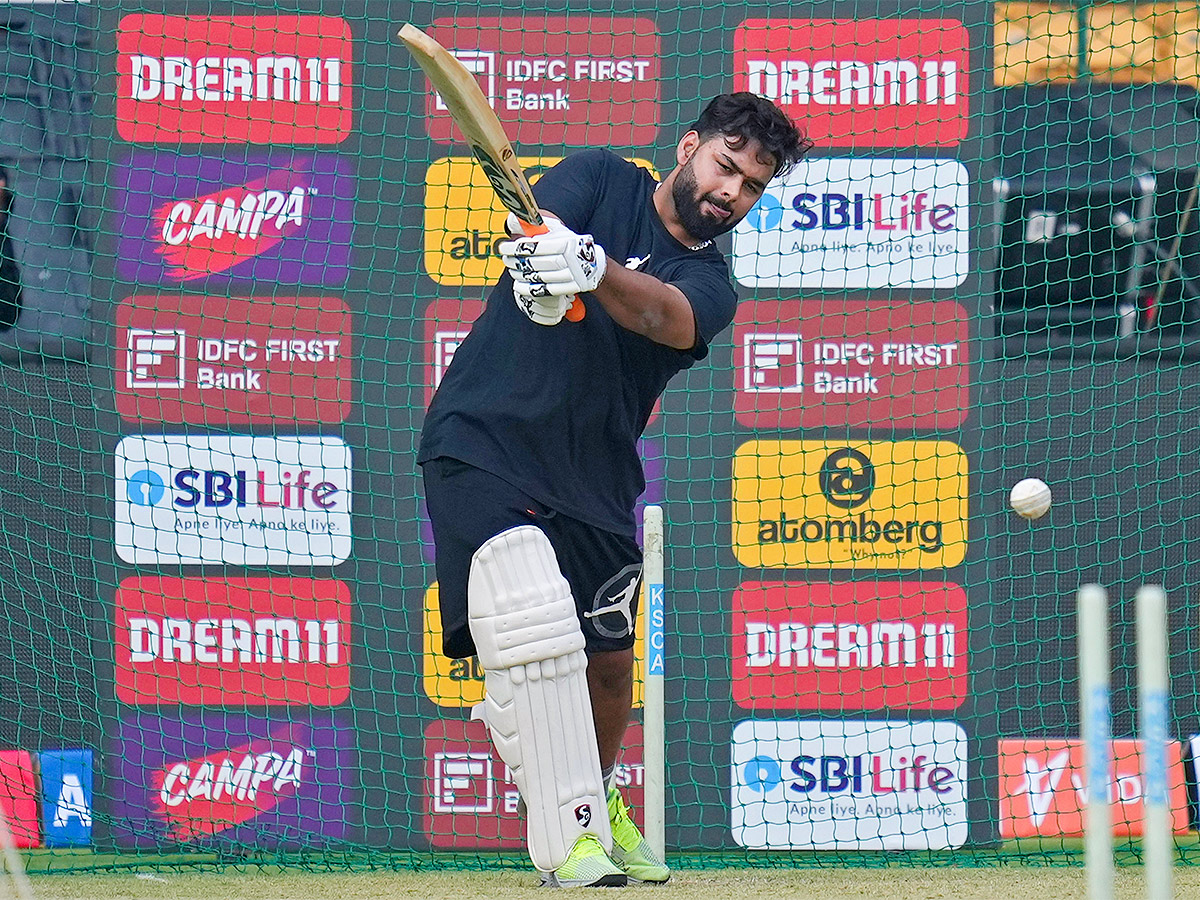Rishabh_20Pant_20meets_20India_20teammates_20in_20Bengaluru-4.jpg 4