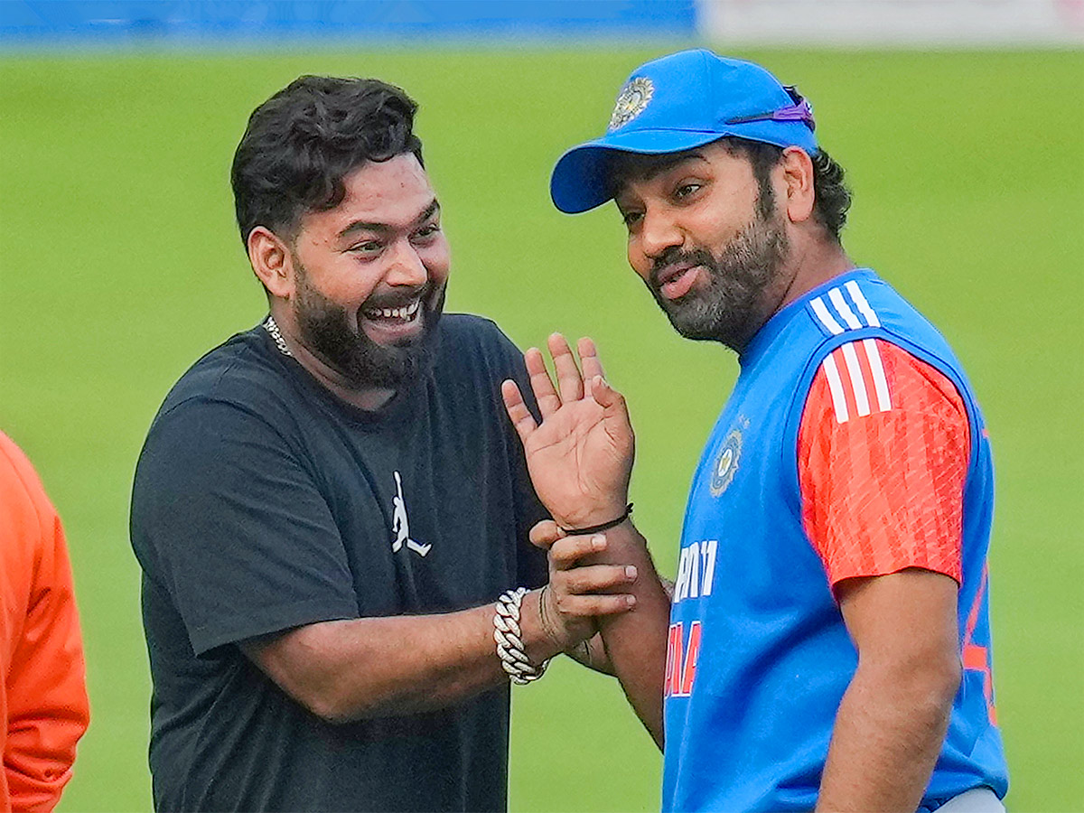 Rishabh_20Pant_20meets_20India_20teammates_20in_20Bengaluru-5.jpg 5
